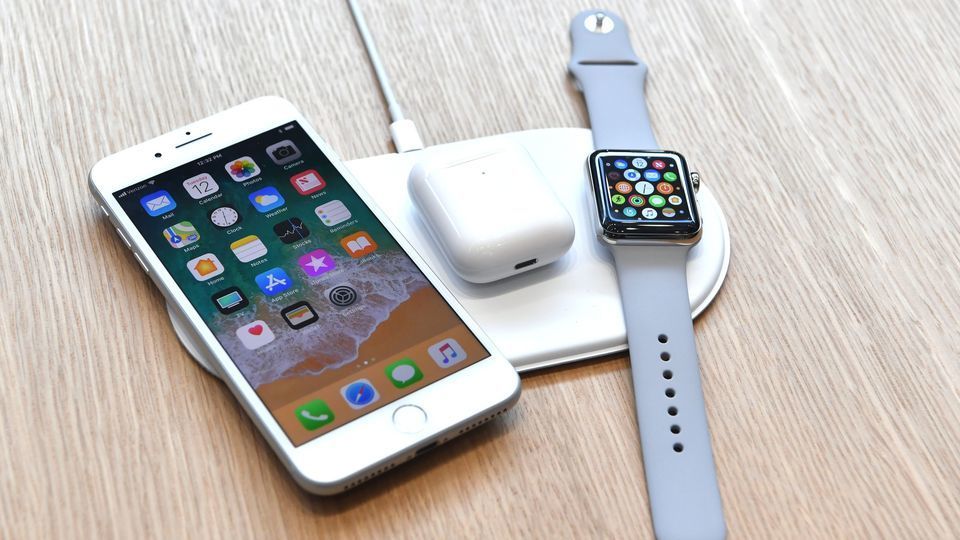 Qi-lader som lader med iPhone, Apple AirPods og Apple Watch